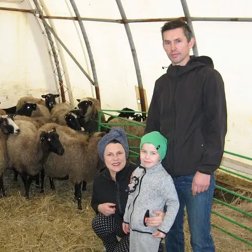 Jana un Andris Berki Tārgalē audzē aitas un gatavo arī aitas gaļas čipsus