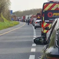 Joseph Mangan ó chomhlacht busanna Mangan Tours i nGort a’Choirce agus James Anthony Mac Fhionnghaile ó chomhlacht busanna John McGinley.