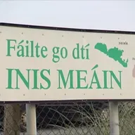 Maureen Concannon, OPT Inis Meáin & Leah Nic Giolla Dubh & Damien Marshal díoltóirí ag margadh Nollag.