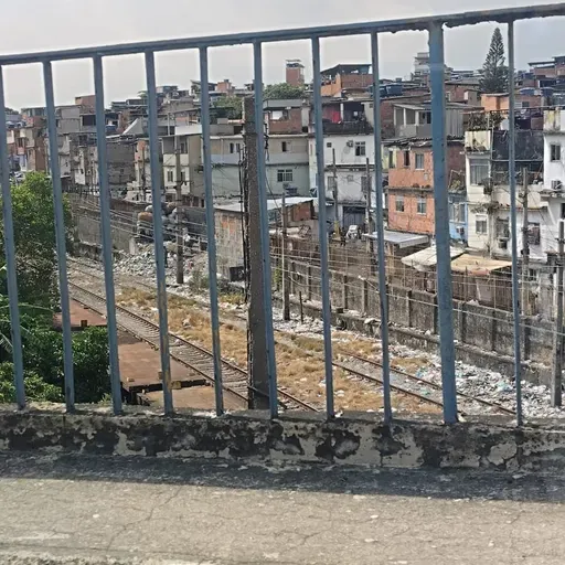 Passageiros reclamam de lixo na linha férrea em Del Castilho e Mangueira, na ZOna Norte do Rio