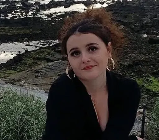 Camille Casburn Trahane, amhránaí.
