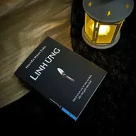Linh ứng kỳ 2: Hai vợ chồng anh Minh Khôi đang đứng cạnh mộ