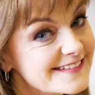 Frances Nic Géadaigh ó sheomra na Nuachta.