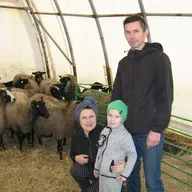 Jana un Andris Berki Tārgalē audzē aitas un gatavo arī aitas gaļas čipsus