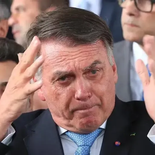 Bolsonaro se tornou oficialmente 'carta fora do baralho' na sucessão presidencial, afirma especialista