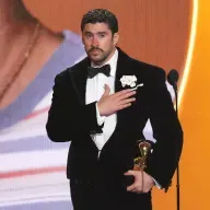 180 grados - Bad Bunny, Billie Eilish, The Cure y Tyler Ballgame - 02/02/26