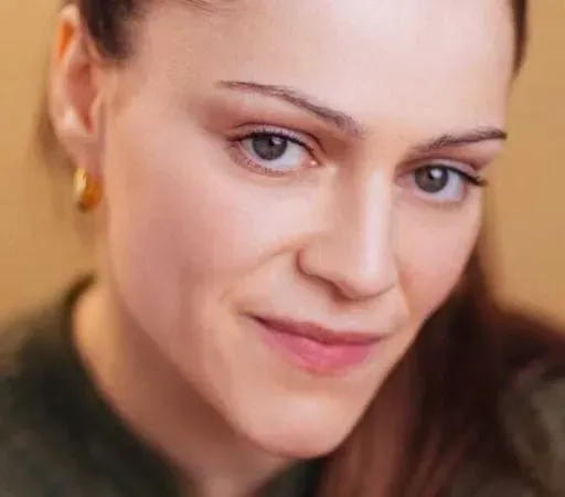 Eva O'Connor, scríbhneoir agus aisteoir amharclainne.