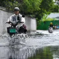 Heavy rains batter south China