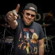 Osa 414: 80-luku oli hullujen kiertueiden vuosikymmen - Tässä kymmenen tarinaa tien päältä