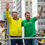 Flávio Bolsonaro confirma pré-candidatura à Presidência: 'missão dada pelo meu pai'