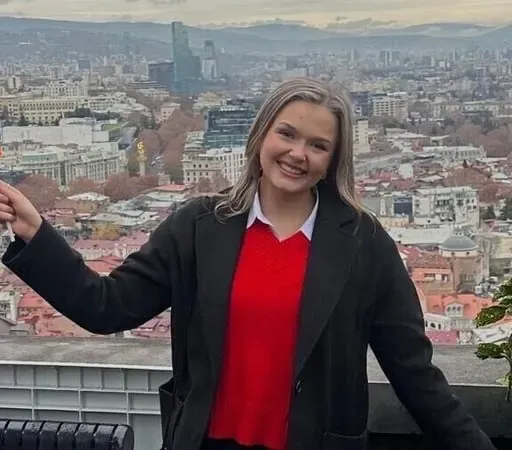 Laura Pakenham, láitheoir.