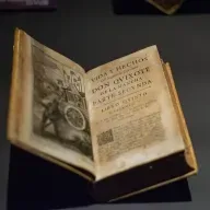 Hvem skrev den første moderne roman?
Romanen er et elastisk monster
Romanen blev en fiktionsgenre i 1700-tallet
Den første moderne roman
Forskelle på roman og novelle
Skønlitteratur kan genoplive vores nysgerrighed