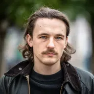 Autor Kaleb Erdmann - Ein Schriftsteller kämpft mit der Erinnerung an einen Amoklauf