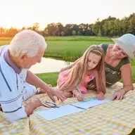Vecvecāku saruna par mūsdienu bērnu audzināšanas izaicinājumiem