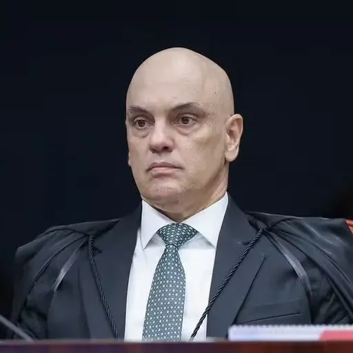 Decisão de Moraes sobre Zambelli gera reação imediata no Congresso e eleva tensão entre STF e Câmara