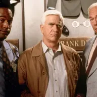 'Agárralo como puedas' (1988), la comedia de Leslie Nielsen y los ZAZ que hace que reír duela
