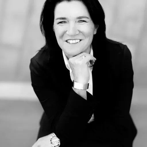 🎙️Business English Storytelling in the Age of AI with Gabrielle Dolan | Real English Conversations Podcast for Global Professionals