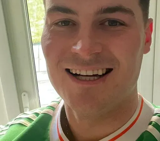 Joe Mac Aoidh, iriseoir.