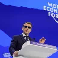 Tổng thống Macron giúp hãng kính Pháp 'nổ đơn' liên tục, sập cả website