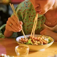 Ăn quá nhanh có thể nuốt không khí gây ợ hơi liên tục, bác sĩ chỉ cách ăn đúng