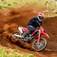 Moto de enduro vs motocross: El juego de las diferencias