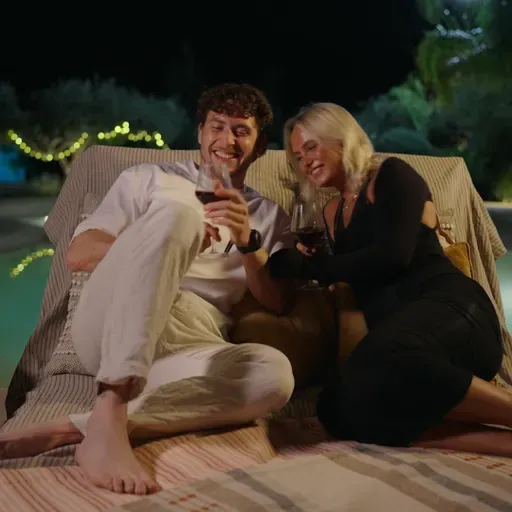 EJ EJ EJ! Det er tåkrummende at overvære den date. Men hvorfor kysser de ikke?