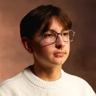 ADULTE DANS UN CORPS D'ENFANT