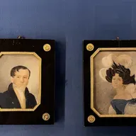 Portreta miniatūru vitrīnā muzejā "Rīgas Birža" var iepazīt 43 darbus