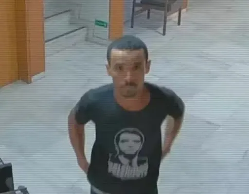 Homem que destruiu relógio de D. João VI no 8 de janeiro é solto sem tornozeleira eletrônica