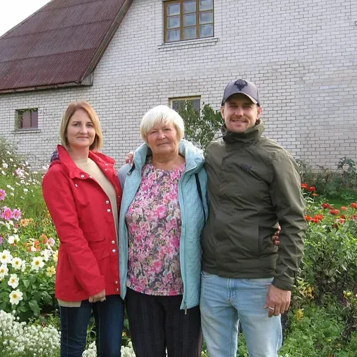 Evardsonu ģimene Zebrus ezera krastā audzē Ziemassvētku eglītes un ogulājus